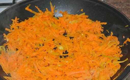 Добавляем к луку тертую морковь, обжариваем до мягкости.