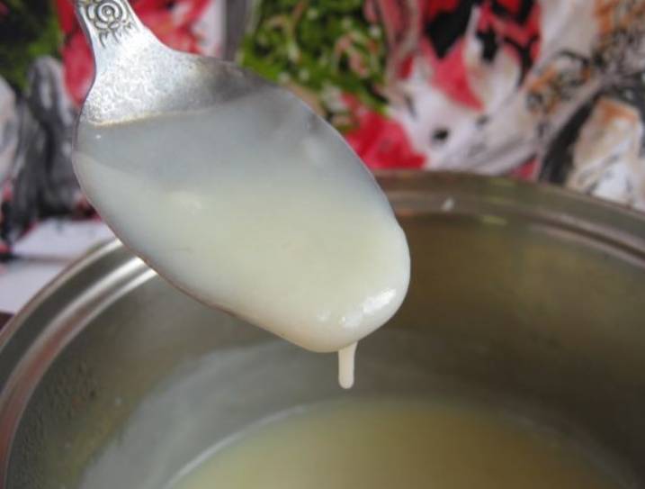Тем временем готовим крем. В отдельной посуде соедините: яйцо, муку, сахар, молоко и крахмал. Варим крем на водяной бане до загустения, затем добавляем растопленное сливочное масло. Перемешиваем и оставляем остывать.