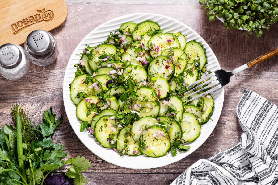 Салат из огурцов и зелени