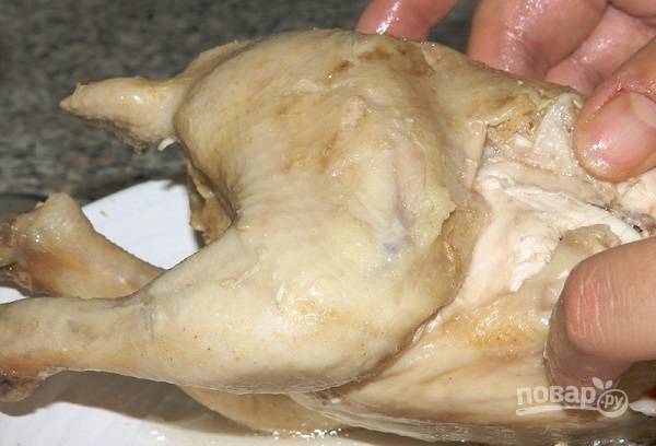 2. Готовую курочку остудите немного и разберите, удалив косточки и измельчив мясо. 