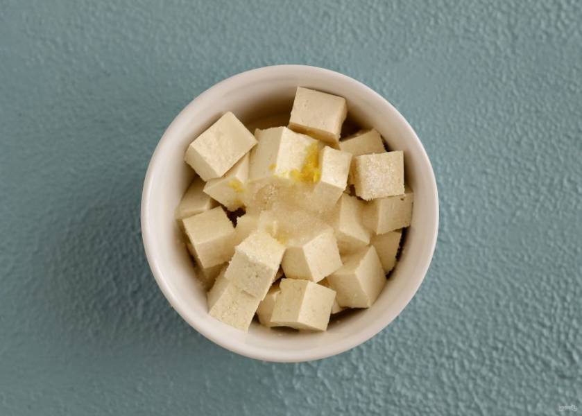 Тофу измельчите в блендере вместе с сахаром, ванильным сиропом, овсяным молоком, лимонным соком и цедрой. 