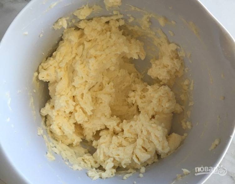 6. В чистой сухой миске взбейте сыр и сливки.