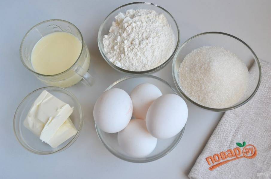 1. Сначала приготовьте бисквит. Для этого понадобится: мука, яйца, сахар. Для крема: сгущенка и масло, масло оставьте в тепле, чтобы оно было комнатной температуры.