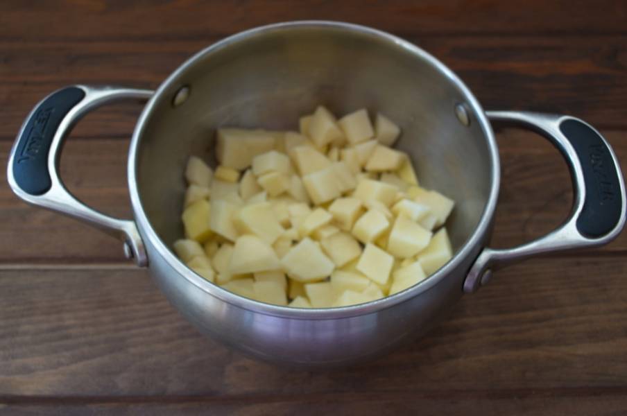Картофель нарезать кубиком. Добавить к мясу.