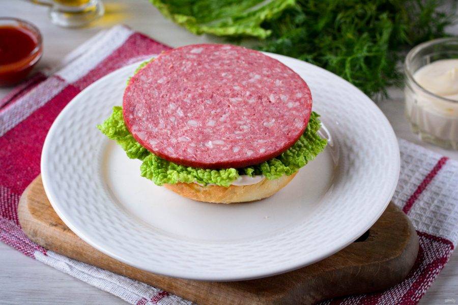 Как приготовить домашний гамбургер с колбасой