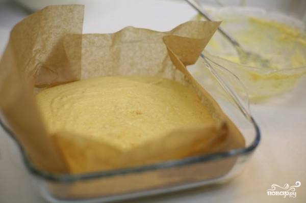 5) В форму для пирога выложите пекарскую бумагу, посыпьте её немного мукой, чтобы пирог не прилип. И отправляйте в духовку, разогретую до 180 градусов, примерно на 30-35 минут.
