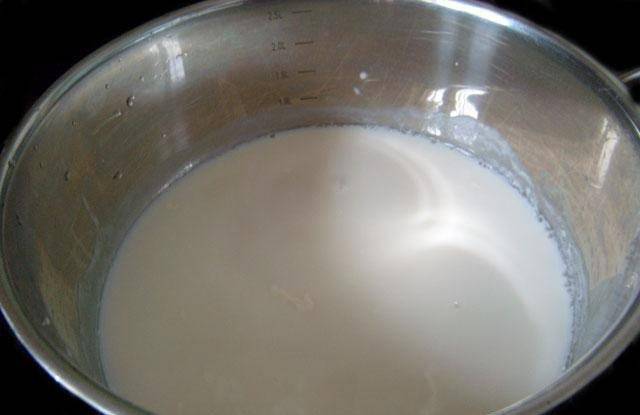 1. Молоко прогреваем до температуры чуть выше комнатной. Растворяем в нем сахар, щепотку соли. Добавим яйца и перемешаем до однородности.
