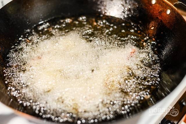 6.	Разогрейте сковороду с большим количеством растительного масла и выложите кусочки, обжаривайте несколько секунд, а затем сразу удалите на салфетку.