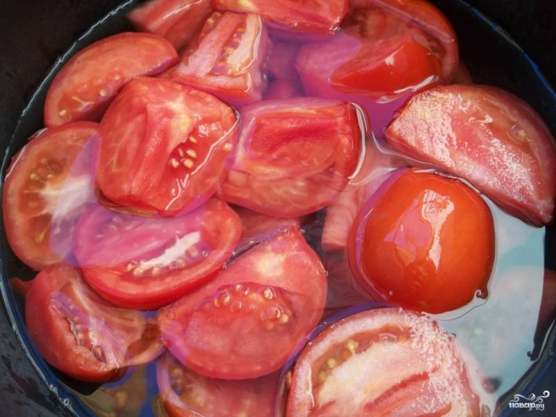 Каждый помидор разрежьте на 3-4 части и положите в кастрюлю. Залейте водой, чтобы она полностью покрывала помидоры.