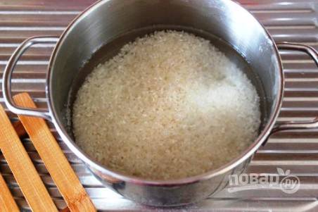 Промываем рис несколько раз холодной водой, а затем заливаем свежей водой.
