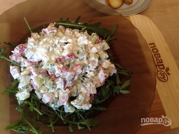 9. На тарелку выложим зелень: рукколу, листья салата. Сверху выкладываем наш салат.