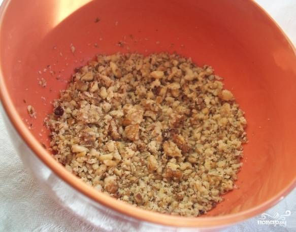3.	Очистите грецкие орехи от скорлупы и перепонок. Измельчите их в ступке при помощи пестика.