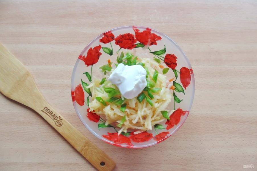 Салат посолите по вкусу и заправьте сметаной.