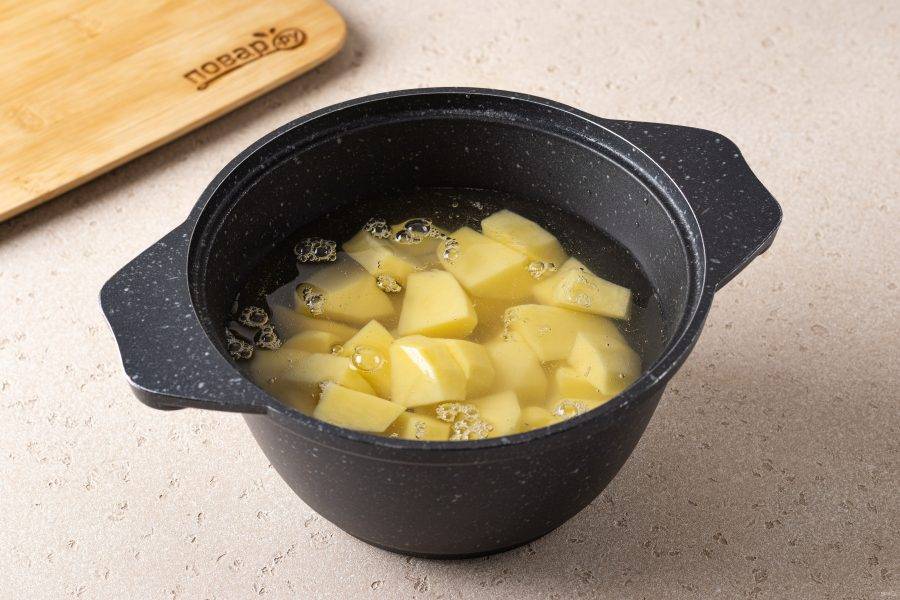 Отварите картофель в кипящей подсоленной воде до мягкости. Затем слейте воду.