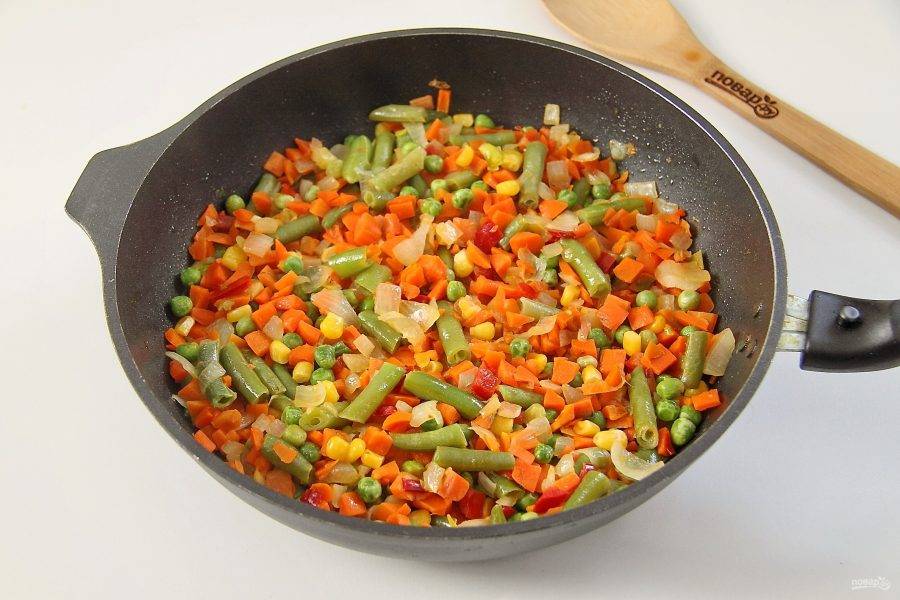 Обжарьте все вместе до готовности овощей около 10 минут.