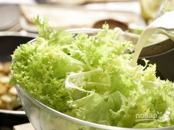 Далее в листья салата добавьте пюре из блендера.