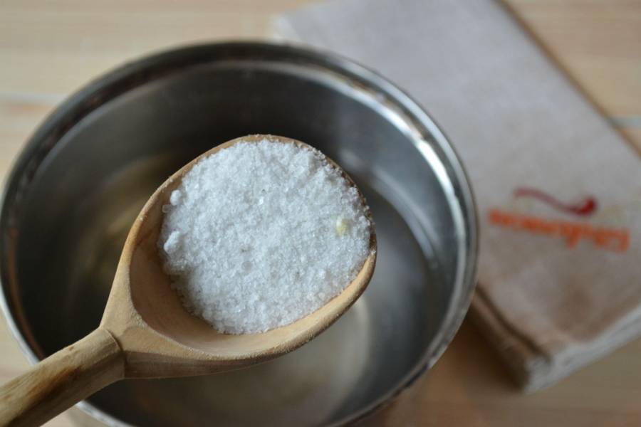 2. Для начала приготовьте маринад. Для этого в кастрюльку налейте 1 л. холодной воды и добавьте соль.