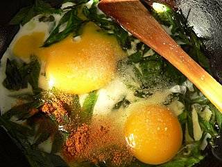 4. Тем временем на сковороде разогреваем растительное масло, обжариваем яйца вместе с луком-пореем.