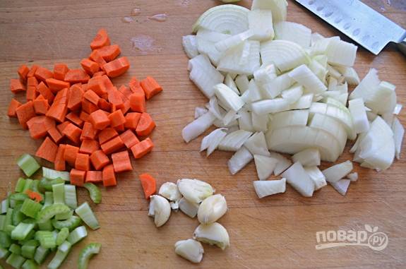1. Для начала нарежьте мелкими кубиками сельдерей, лук, чеснок и морковь.