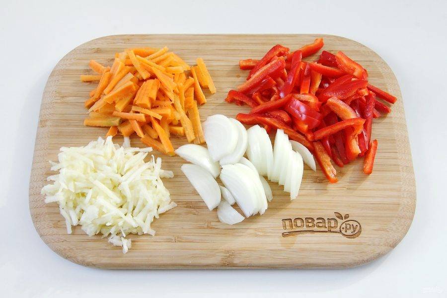 Нарежьте небольшой соломкой морковь и перец. Лук нарежьте перьями. Яблоко очистите и натрите на терке ( лучше всего взять с кислинкой).