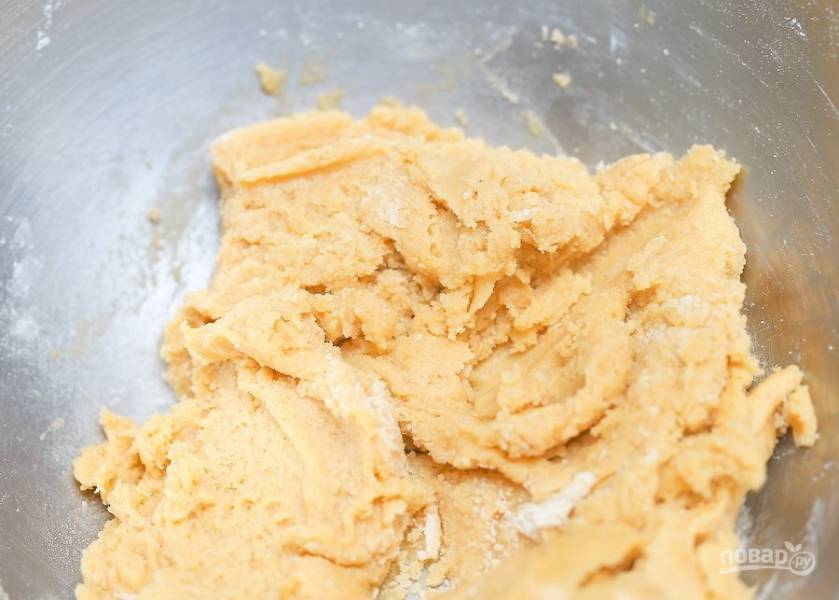 4.	Замесите тесто: порционно добавляйте в масляную смесь сухие составляющие, возможно понадобится немного меньше муки.