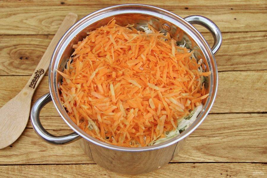 Добавьте тертую на крупной терке морковь.