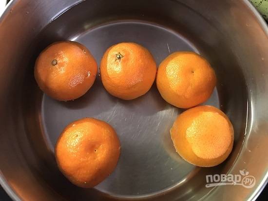 2. Первым делом мы, конечно же, обрабатываем мандарины. Их необходимо тщательно помыть, залить холодной водой и поставить вариться на 2 часа. Не забывайте следить, так как вода будет выкипать.