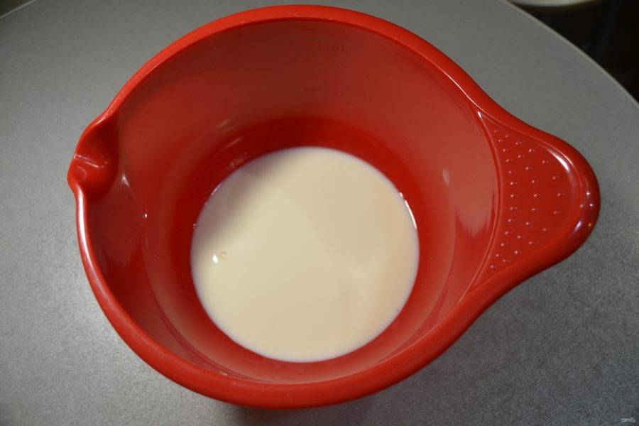 Влейте в чашу, в которой будете замешивать тесто, молоко.