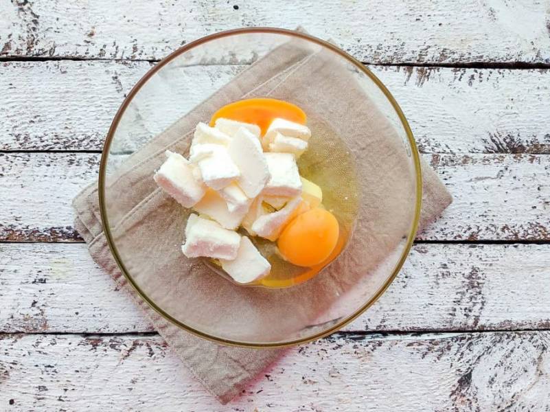 В глубокой тарелке соедините яйца с маслом и хорошо взбейте. 