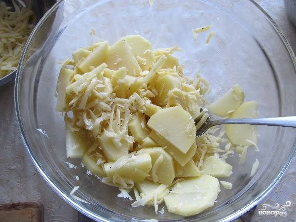 4.	Смешиваем картофель, 80 грамм сыра, специи.