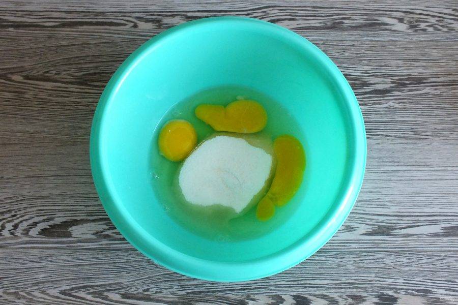 В чаше соедините яйца, сахар, щепотку соли. 