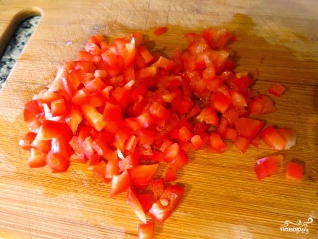 5. Нарезаем болгарский перец, смешиваем его с остальными овощами.