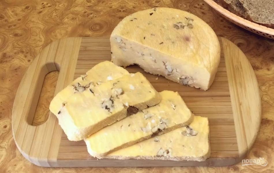 Домашний сыр с грецким орехом