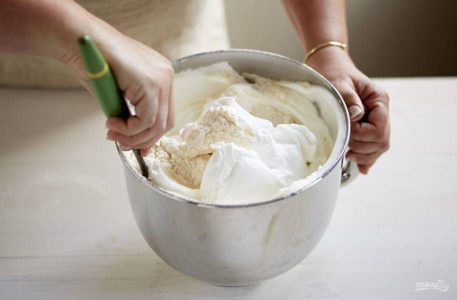 3. Запекайте бисквит 35 минут при температуре 180 градусов. 
