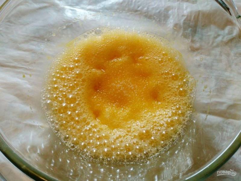 Яйца разбейте в глубокую чашу и взбивайте миксером или венчиком, порциями добавляя сахарный песок.