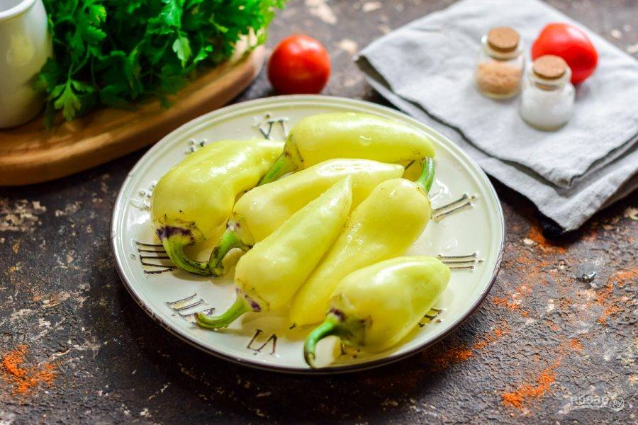 Рецепт болгарского перца с петрушкой и чесноком. Перец фаршированный. Жареный перец. Жаренный перец болгарский. Перец фаршированный индейкой.