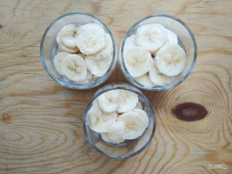7. В креманки или бокалы выложите слоями банан.