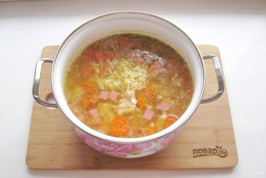 Чеснок измельчите и выложите в суп. Проварите суп еще 5 минут и выключайте.