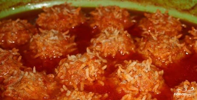 3. А теперь просто заливаем бульоном, добавим томатную пасту и специи по вкусу. Отправим в духовку, разогретую 180 градусов, на 40 минут.