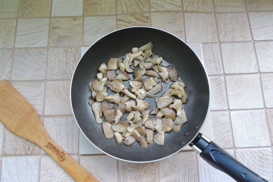 Жарьте грибы до испарения жидкости 5-6 минут, периодически перемешивая.