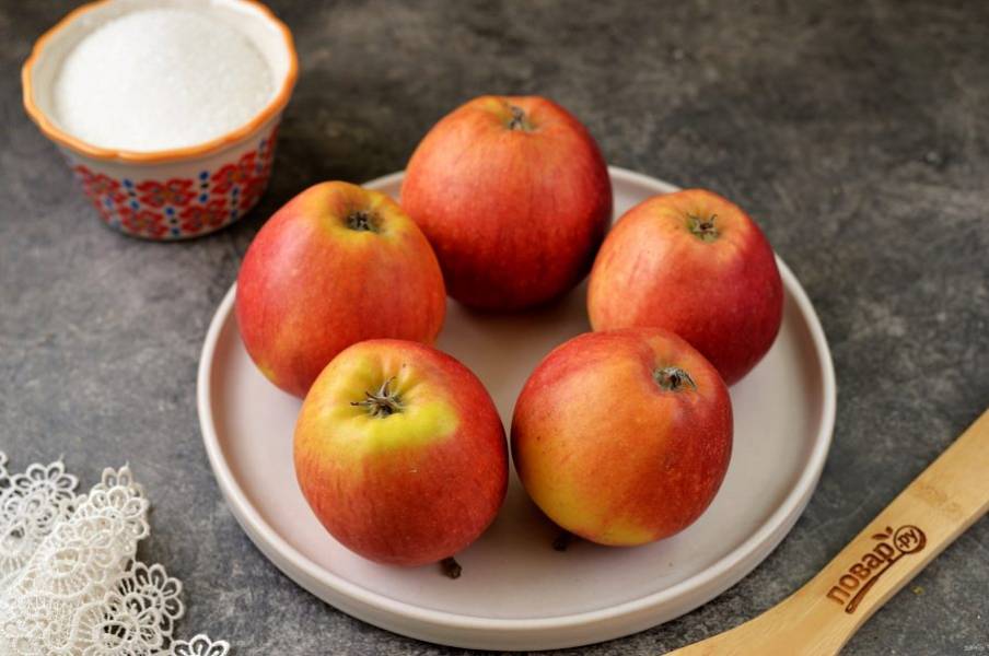 Подготовьте ингредиенты для приготовления варенья. Яблоки должны быть плотные и мягкие, переспевшие лучше не использовать. Тщательно промойте их под проточной водой и обсушите.