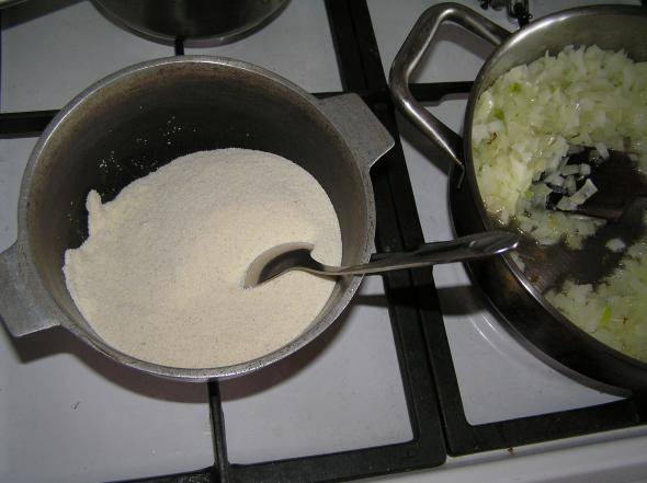 4. Отдельно на сковороде с толстым дном (можно использовать казан, например) обжарить немного манку. Чтобы крупа не сгорела, нужно постоянно помешивать. 