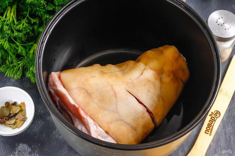 Прессованное мясо из свиной рульки