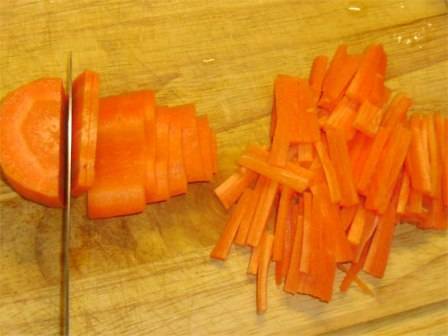 Почистим морковку и нарежем тонкими, примерно по 0,5 см в толщину, полосками.