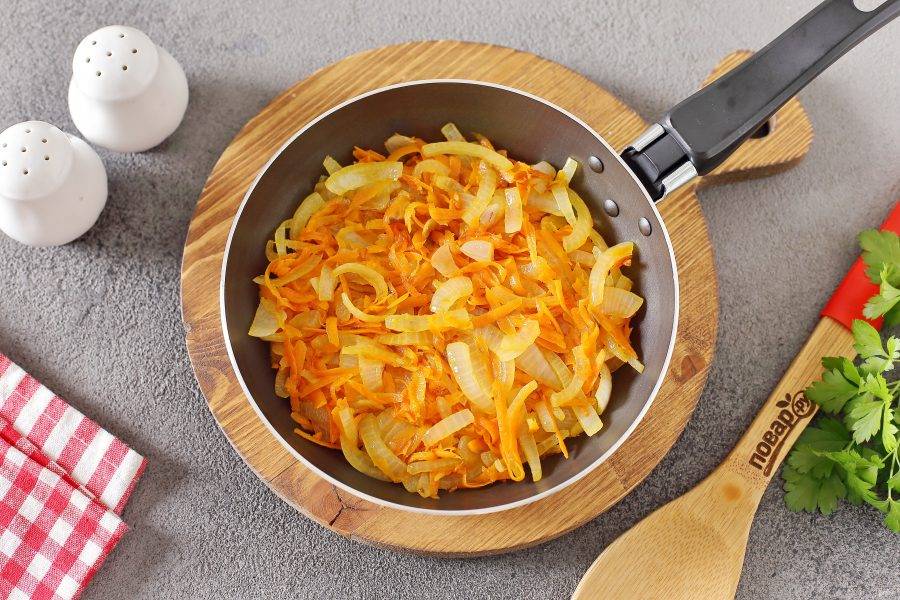 Морковь натрите на терке, лук нарежьте полукольцами. Обжарьте овощи на растительном масле до мягкости.