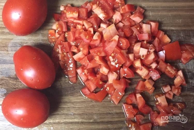 2.	Вымойте томаты, нарежьте их мелким кубиком.