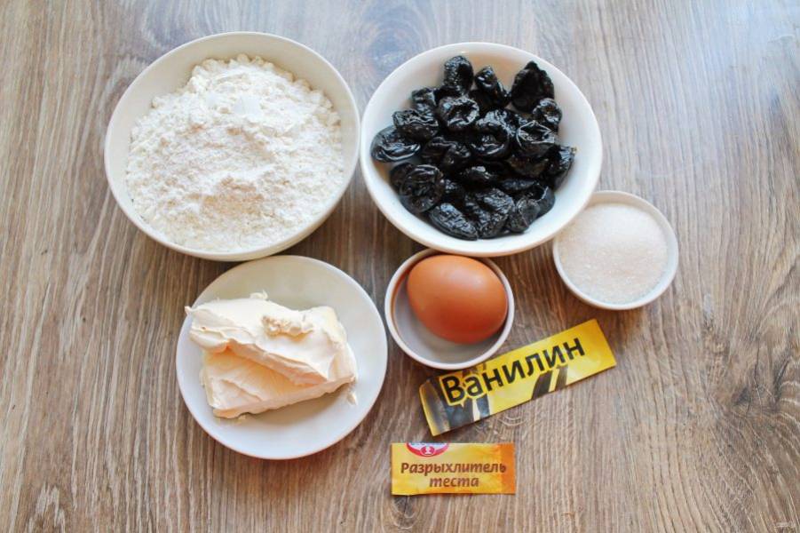 Подготовьте все необходимые ингредиенты для приготовления песочного пирога с черносливом. Масло достаньте заранее, чтобы оно стало мягким.