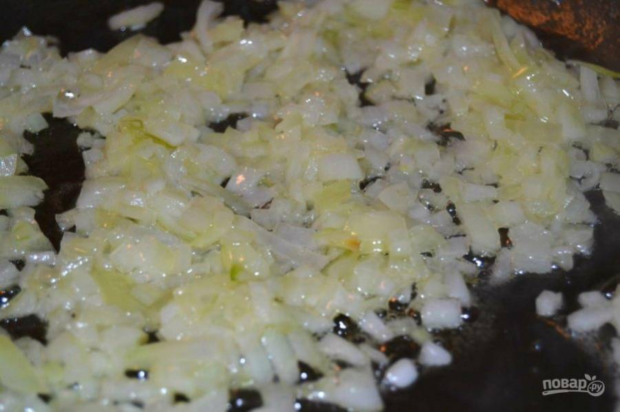 5.	Выложите в сковороду луковицу и обжарьте ее до золотистого цвета.