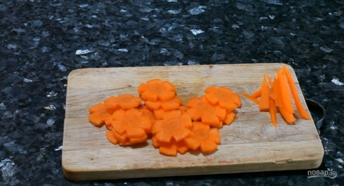 2.	Сделайте параллельные насечки на морковке, нарежьте цветочками.