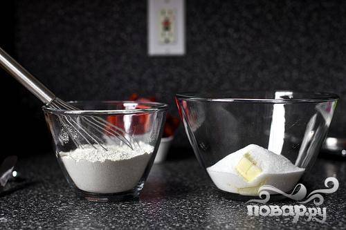 2. Смешать муку, разрыхлитель и соль вместе в небольшой миске. В другой большой миске электрическим миксером  взбить сливочное масло и 1 стакан сахара, около 3 минут. Добавить яйцо, молоко и ванильный экстракт, перемешать. 